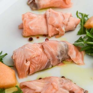 salmone marinato con pepe rosa