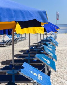 spiaggia ombrelloni blu marina fano